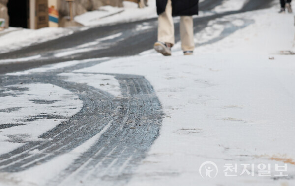 [천지일보=남승우 기자] 서울 용산구의 한 거리에서 시민들이 전날 내린 눈이 얼어붙어 형성된 빙판길을 조심스럽게 걸어가고 있다. ⓒ천지일보DB