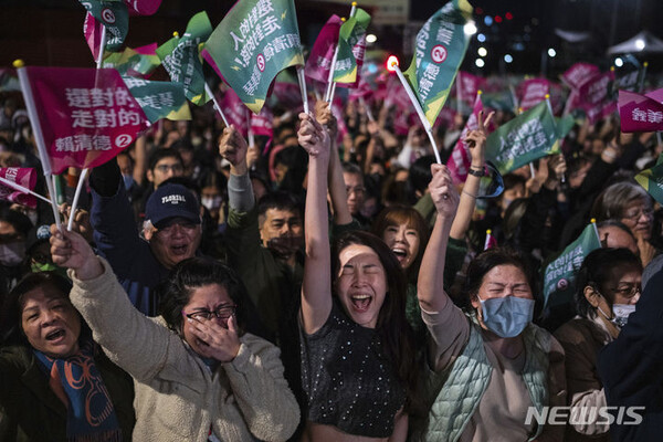[타이페이=AP/뉴시스] 대만 집권여당 민주진보당 지지자들이 13일 대만 타이페이시에서 라이칭더 후보 총통 당선에 기뻐하고 있다.
