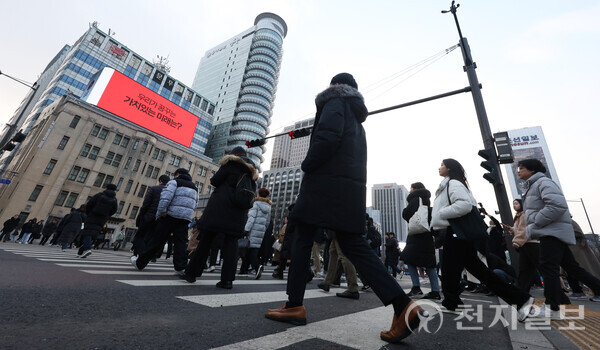  서울 종로구 광화문광장 네거리에서 시민들이 출근길 발걸음을 재촉하고 있다. ⓒ천지일보DB