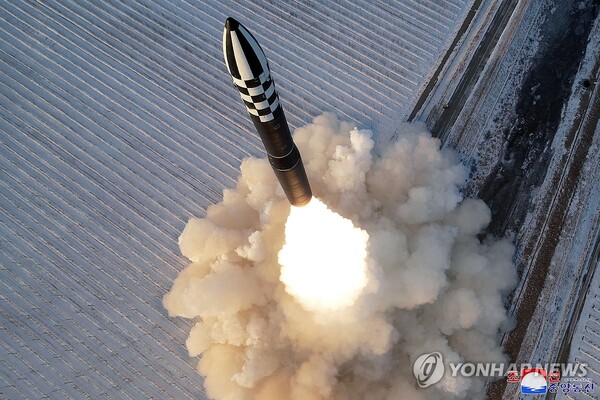북한은 지난해 12월 18일 김정은 북한 국무위원장이 참관한 가운데 고체연료 대륙간탄도미사일(ICBM) 화성-18형 발사훈련을 단행했다고 조선중앙통신이 19일 보도했다. (출처:연합뉴스)