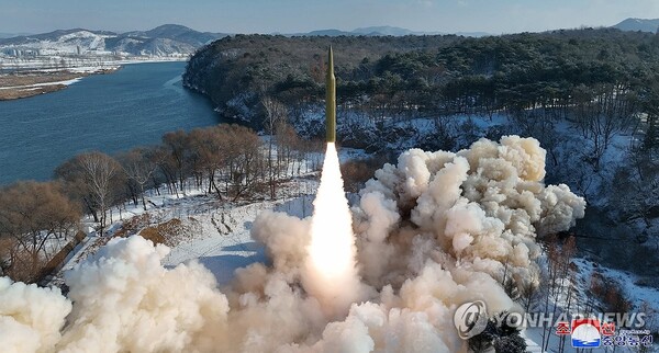 (평양 조선중앙통신=연합뉴스) 북한이 고체연료를 사용한 극초음속 중장거리 탄도미사일(IRBM) 시험 발사에 성공했다고 조선중앙통신이 15일 보도했다. 2024.1.15
