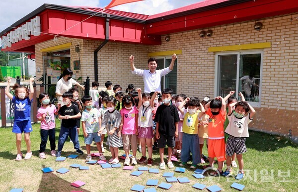 김철우 보성군수가 어린이집 1일 교사로 방문해 아이들과 기념사진을 찍고 있다. (제공: 보성군) ⓒ천지일보 2024.01.16.