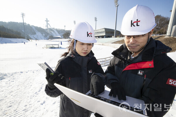 KT 네트워크 전문가가 2024 강원 동계청소년올림픽대회에 활용되는 통신 장비를 점검하고 있다. (제공: KT) ⓒ천지일보 2024.01.17.