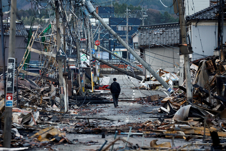 일본 혼슈 중부 이시카와현 노토반도에서 규모 7.6의 강진이 발생하면서 와지마시 ‘아사이치’(아침시장)가 화재로 전소됐다. 한 남성이 4일 폐허가 된 거리를 걸어가고 있다. (출처: 연합뉴스)
