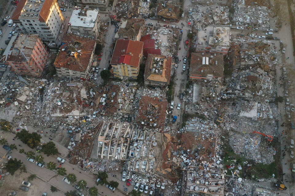 지난해 2월 9일 오후(현지시간) 튀르키예 하타이 안타키아 일대에 발생한 지진으로 건물들이 무너져 있다. 지난해 2월 6일 발생한 규모 7.8의 튀르키예-시리아 지진으로 6만여명이 사망하고 12만명 이상이 다쳤다. 전문가들은 “지진이 강력했지만 결국 내진설계가 제대로 적용되지 않아 피해를 키웠다”고 설명했다. (출처:연합뉴스)