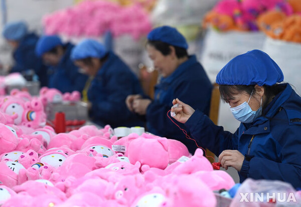 지난달 21일 중국 산시성 북서부 안캉의 한 작업장에서 장난감 회사 직원들이 인형을 만들고 있다. (출처: 뉴시스)