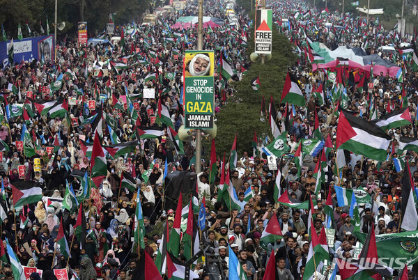 지난 14일 파키스탄 카라치에서 친팔레스타인 집회가 열린 가운데 시위대가 가자지구에 거주하는 팔레스타인 주민들에게 연대를 표하며 구호를 외치고 있다. (출처: 뉴시스)