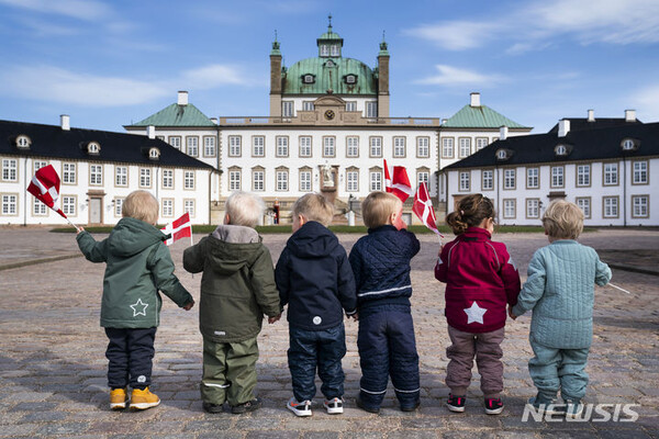 2021년 4월 16일 덴마크 프레덴스보르에서 어린이들이 마그레테 여왕 생일을 축하하며 덴마크 국기를 흔들고 있다. 노르웨이의 국제 입양 관련 최고 기관은 16일 불법으로 의심되는 몇 가지 사례에 대한 조사가 진행될 때까지 2년간 모든 해외 입양을 중단할 것을 권고했다. 덴마크의 유일한 해외 입양 기관도 같은 우려로 입양을 중단한다고 발표했다. (출처: 뉴시스)
