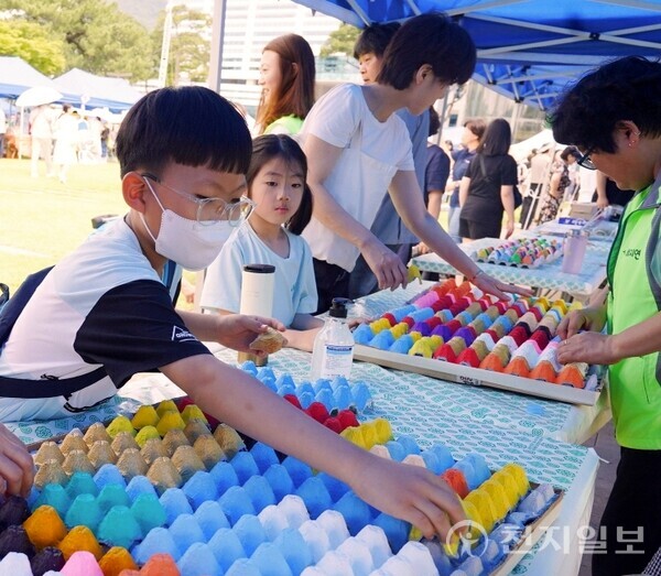 아이가 ‘해남군 자원순환페스타’에 참여해 계란판 퍼즐 체험을 하고 있다. (제공: 해남군청) ⓒ천지일보 2024.01.18.