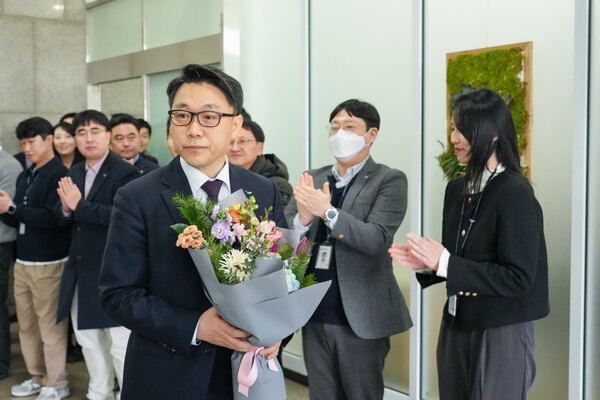 김진욱 고위공직자범죄수사처장이 19일 오전 이임식을 마친 뒤 정부과천청사 공수처를 떠나면서 직원들로부터 환송 박수와 함께 꽃다발을 받고 있다. (제공: 공수처)