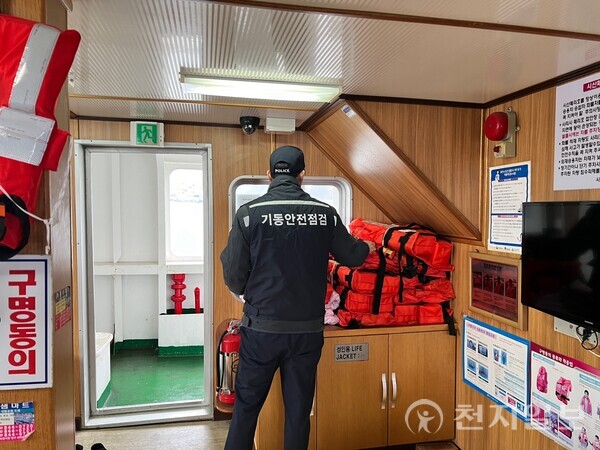 해양경찰 유도선 기동점검단이 지역 도선 안전관리 사항을 점검하고 있다. (제공: 여수해경) ⓒ천지일보 2024.01.19.
