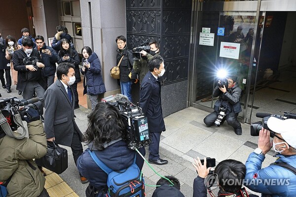 (도쿄 교도=연합뉴스) 일본 집권 자민당의 ‘비자금 스캔들’을 수사 중인 도쿄지검 특수부 관계자들이 작년 12월 19일 오전 압수수색을 위해 도쿄에 있는 아베파 사무소에 들어가고 있다.