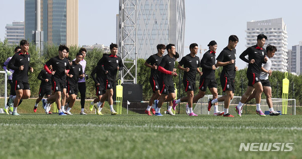 [도하(카타르)=뉴시스] 김근수 기자 = 2023 AFC  카타르 아시안컵에 출전하는 대한민국 축구대표팀 선수들이 18일(현지시각) 카타르 도하 알 에글라 트레이닝 센터에서 훈련을 하고 있다. 2024.01.18. ks@newsis.com