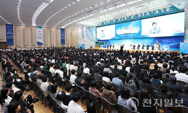 [천지일보=남승우 기자] 20일 부산 동구 범일동 안드레연수원에서 ‘계시 성취 실상 증거 신천지 말씀대성회’가 진행됐다. 목회자와 신도들이 신천지예수교회 이만희 총회장의 강연을 경청하고 있다. 천지일보 2024.01.20.