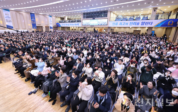 [천지일보=남승우 기자] 20일 부산 동구 범일동 안드레연수원에서 열린 ‘계시 성취 실상 증거 신천지 말씀대성회’에서 참석자들이 박수를 치고 있다. ⓒ천지일보 2024.01.20.