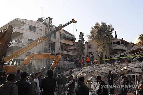 (출처: AP, 연합뉴스) 20일(현지시간) 시리아 수도 다마스쿠스에서 미사일 공격을 받은 건물 잔해에서 응급 대원들이 구조 작업을 벌이고 있다.