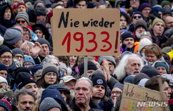 20일(현지시간) 독일 프랑크푸르트 암 마인에서 AfD와 우파 극단주의에 반대하는 시위가 열린 가운데 한 참가자가 “1933년을 다시는 반복해선 안 된다”는 메시지의 피켓을 들고 있다. (출처: 뉴시스)