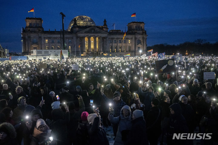 독일 수도 베를린의 의회 건물 앞에서 21일(현지시간) 대규모 인파가 극우 정당 AfD의 반이민 논의에 항의하는 시위에 참여하고 있다. (출처: 뉴시스)