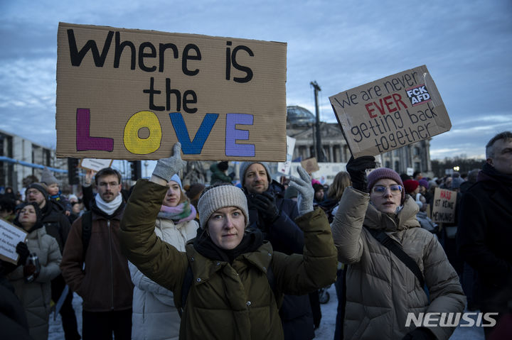 21일(현지시간) 베를린 시위 참가자들이 ‘사랑은 어디에 있나(where is the love)’ ‘우리는 이전(나치 시절)으로 절대 돌아갈 수 없다’ 등의 메시지를 들고 구호를 외치는 모습. (출처: 뉴시스)
