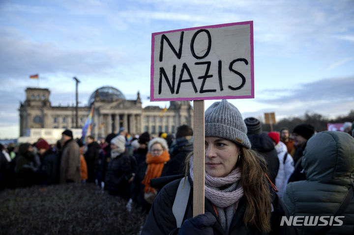 이날 베를린 시위에서 한 참가자가 ‘노 나치’라고 적힌 팻말을 들고 있다. (출처: 뉴시스)