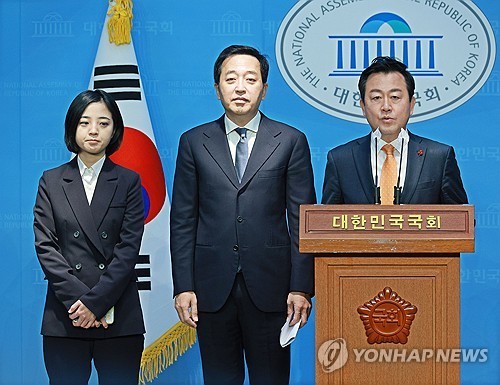 개혁신당 김용남 정책위의장이 22일 오전 국회 소통관에서 검찰 개혁 관련 정책을 발표하고 있다. (출처: 연합뉴스)