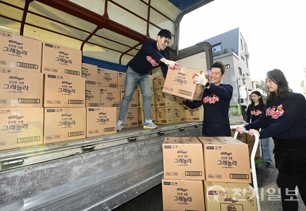 강북구 미아동 주민센터에서 농심켈로그 직원들이 기부 물품을 옮기고 있다. (제공: 농심켈로그) ⓒ천지일보 2024.01.22.