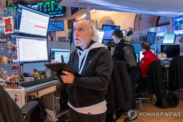 NYSE 입회장에서 일하는 트레이더들의 모습 (출처: 연합뉴스)