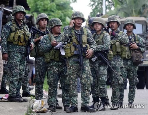 이슬람 반군과 교전을 치른 필리핀 정부군. (출처: 연합뉴스)
