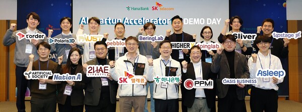 하나은행은 지난 23일 SK텔레콤과 인터콘티넨탈 서울 코엑스에서 AI 유망 스타트업을 위한 ‘AI Startup Accelerator 1기’ 데모데이 행사를 개최했다고 밝혔다. 사진은 행사에 참여한 정재욱 하나은행 디지털신사업본부장(왼쪽 다섯 번째)과 강세원 SK텔레콤 ESG 추진 담당(왼쪽 네 번째)이 참여업체 대표들과 기념촬영을 하는 모습. (제공: 하나은행)