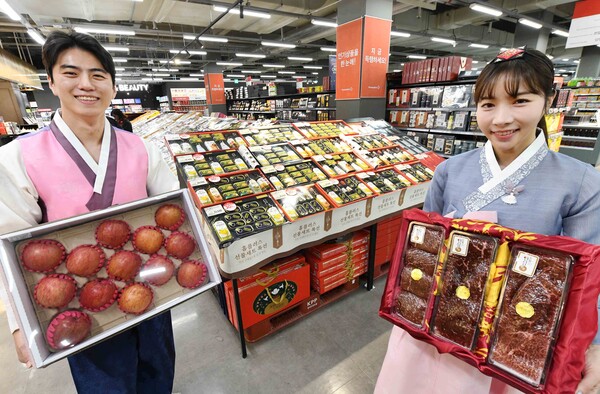 모델들이 24일 서울 등촌동 ‘홈플러스 메가푸드마켓’ 강서점에서 ‘2024 설 선물세트 본 판매’를 소개하고 있다. (제공: 홈플러스)