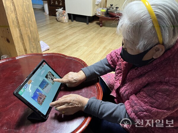 정선군 치매안심센터가 관내 어르신들을의 노후 건강관리를 위해 가가호호스쿨링 교육을 실시하고 있다. (정선군청 제공) ⓒ천지일보 2024.01.25.