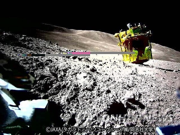 (도쿄=연합뉴스) 일본 우주항공연구개발기구(JAXA)는 25일 기자회견을 열고 20일 달 표면에 성공적으로 착륙한 달 탐사선 '슬림'의 사진을 공개했다. 사진은 JAXA가 장난감 업체 다카라 토미와 공동 개발한 공 모양의 변형 로봇 '소라-Q'가 촬영한 슬림의 모습.