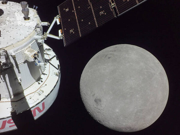 아르테미스 1호에 실려 달로 향한 오리온 탐사선이 비행 6일째인 지난달 21일 촬영한 달의 뒷면. (출처: NASA)