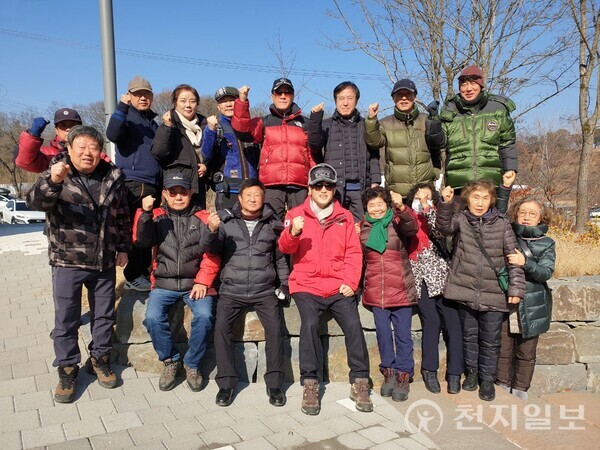 대전 큰바위 산악회가 27일 식장산에서 모임을 갖고 ‘새해 회원들과 대전시민의 건강과 행복’을 기원했다. ⓒ천지일보 2024.01.27.