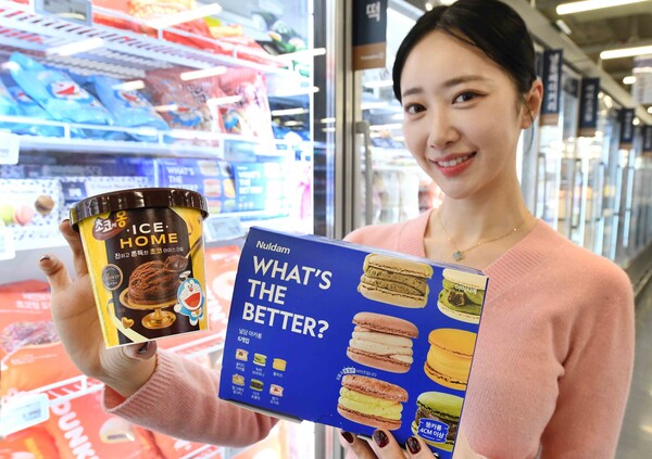 모델이 28일 서울 등촌동 ‘홈플러스 메가푸드마켓’ 강서점에서 인기 냉동 디저트를 선보이고 있다. (제공: 홈플러스)