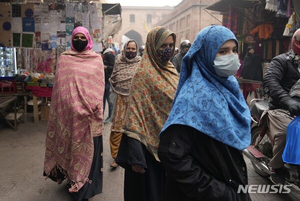 지난 15일(현지시간) 파키스탄 라호르 한 시장에 마스크를 착용한 여성들이 방문했다. 주민들은 대기질이 너무 나빠 마스크를 착용했다. (출처: 뉴시스)
