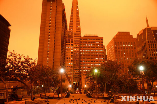 2020년 9월 9일 인근 지역에서 발생한 산불 연기로 미국 샌프란시스코의 대기가 뿌연 모습. (출처: 뉴시스)