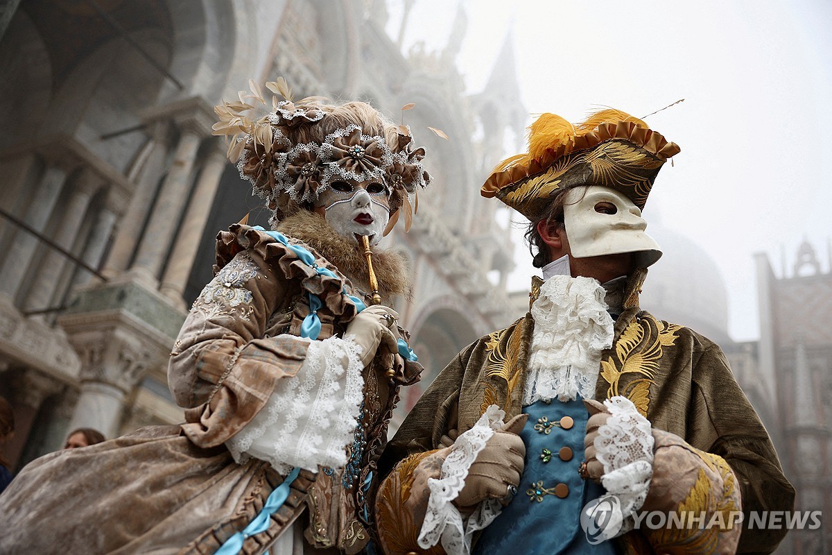이탈리아 베네치아 카니발이 28일(현지시간) 개막한 가운데 산마르코 광장에서 가면을 쓴 참가자들. (출처: 연합뉴스)
