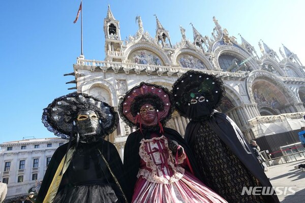 이탈리아 베네치아 카니발이 28일(현지시간) 개막한 가운데 산마르코 광장에서 관광객들이 가면과 의상을 입고 축제를 즐기고 있다. (출처: 뉴시스)
