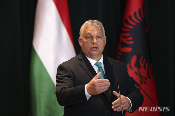 빅토르 오르반 헝가리 총리가 지난 16일(현지시간) 알바니아 수도 티라나에서 열린 알바니아 총리와 회담 뒤 공동 기자회견에서 연설하고 있다. (AP/뉴시스)