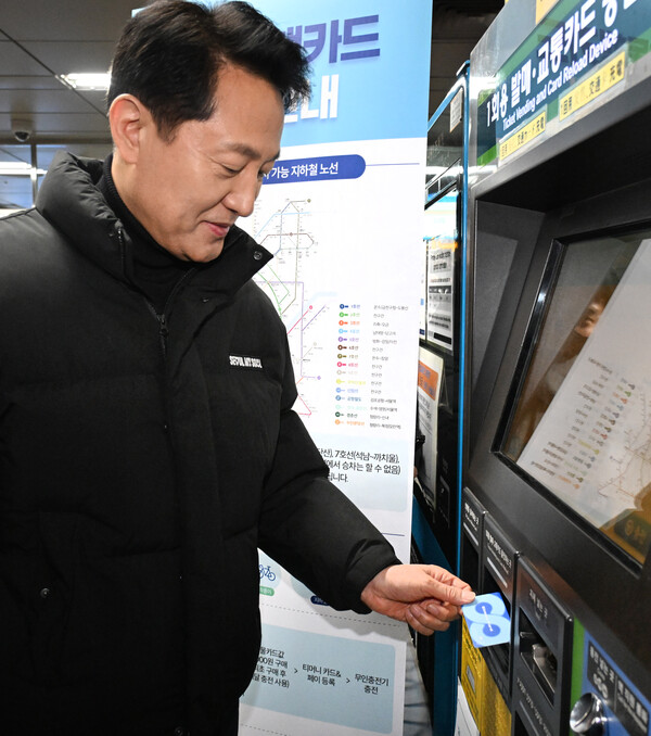 오세훈 서울시장이 시청역에서 기후동행카드를 구입 후 충전하고 있다. (제공: 서울시)