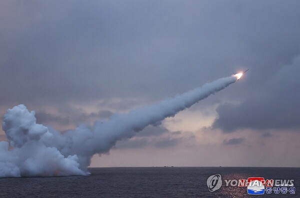 (평양 조선중앙통신=연합뉴스) 김정은 북한 국무위원장이 지난 28일 잠수함발사순항미사일(SLCM) 시험발사를 지도하고 핵잠수함 건조 사업을 둘러봤다고 조선중앙통신이 29일 밝혔다.