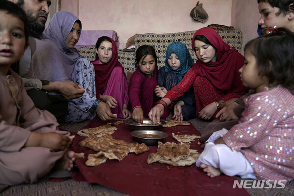 2022년 5월 21일 아프가니스탄 카불의 한 빈민가에서 한 가족이 점심을 먹고 있다. 아프가니스탄에서는 약 600만명이 기근 속에 있다. (출처: 뉴시스)