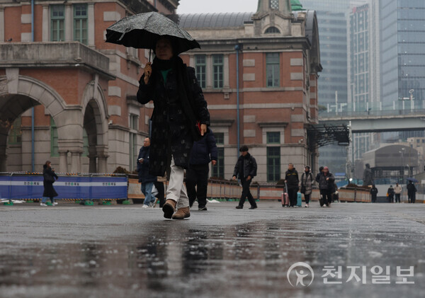 [천지일보=남승우 기자] 비가 내린 3일 서울역 버스환승센터에서 시민들이 우산을 쓴 채 이동하고 있다. 기상청에 따르면 내일(4일) 아침 기온이 이날보다 4∼9도가량 낮아져 춥겠으며 아침 최저기온은 -8∼1도, 낮 최고기온은 4∼10도로 예보했다. ⓒ천지일보 2024.01.03.