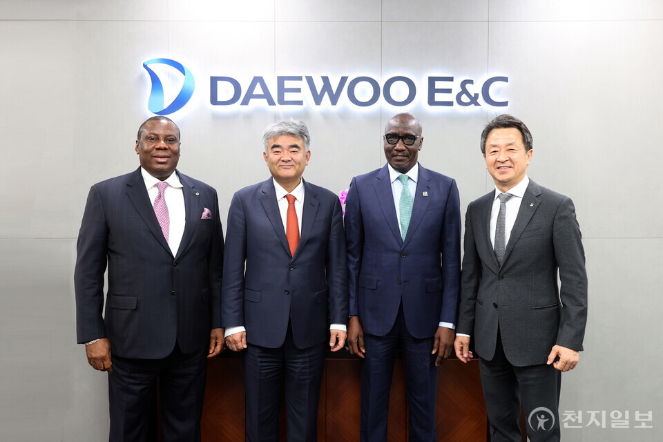 정원주 대우건설 회장(가운데 왼쪽)과 백정완 사장(오른쪽 첫 번째)이 나이지리아 국영석유공사(NNPC) 멜레 콜로 키야리(Mele Kolo Kyari) 그룹 총괄 CEO(가운데 오른쪽), 조셉 페나우(Joseph T Penawou) Nigdel Oil 회장(왼쪽 첫 번째)과 면담했다. (제공: 대우건설) ⓒ천지일보 2024.01.31.