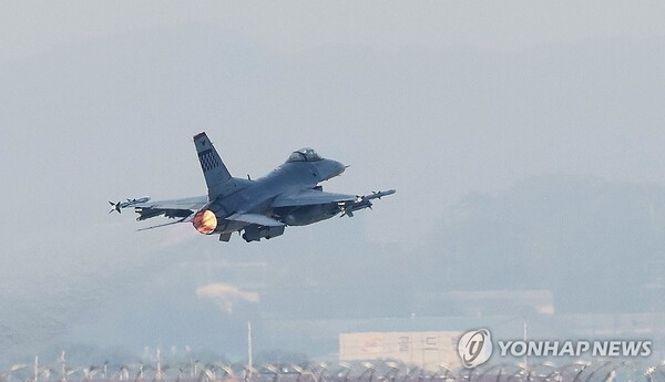 (평택=연합뉴스) 한미 연합공중훈련 '비질런트 디펜스'(Vigilant Defence)가 시작된 30일 경기도 평택시 주한미공군 오산기지에서 F-16 전투기가 이륙하고 있다. 2023.10.30