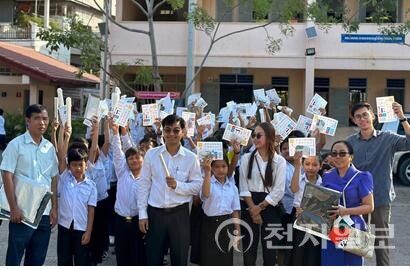 신한대학교 국제개발협력학과 학생들이 교육한 캄보디아 Pochentong Primary School 학생들의 모습. (제공: 신한대) (제공: 신한대) ⓒ천지일보 2024.01.31.