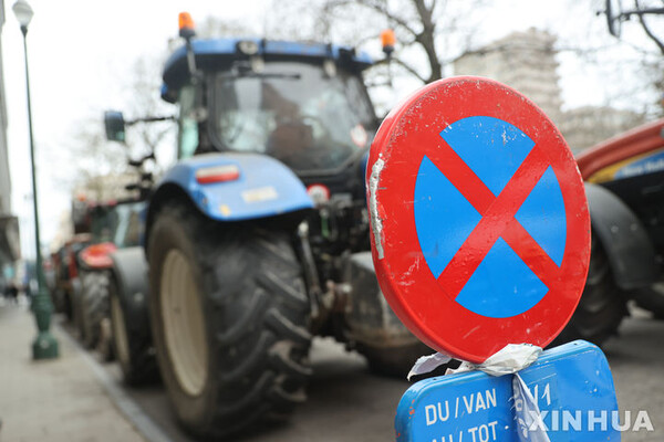 [브뤼셀=신화/뉴시스] 30일(현지시각) 벨기에 브뤼셀에서 농민들의 시위가 열려 트랙터들이 거리를 막고 멈춰 서 있다. 농민들은 유럽연합(EU)의 환경 규제 정책과 농산물 수입 계획 등에 항의하고 소득 감소와 생산 비용 상승에 대한 대책 등을 촉구했다.