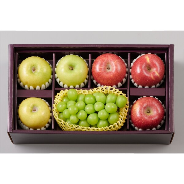 샤인머스캣과 황금사과 사과로 구성된 과일 선물세트. (제공: 롯데마트)