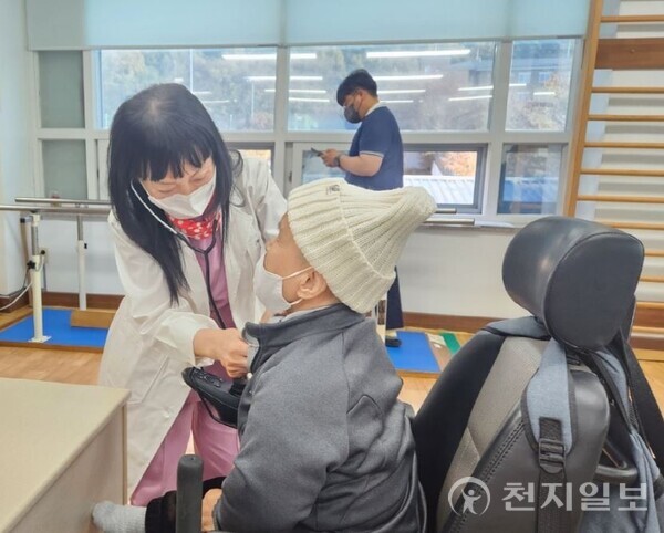 LG 의인상 수상자 박언휘씨가 복지 시설에서 진료 봉사를 하고 있다. (제공: LG복지재단) ⓒ천지일보 2024.02.01.